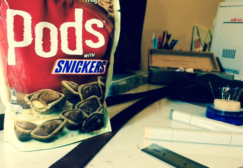 StheronSimo's tweet photo. A little treat....What keeps us going through the night working #pods #snickers #sugar #worthit http://t.co/x4ia5zkSUq