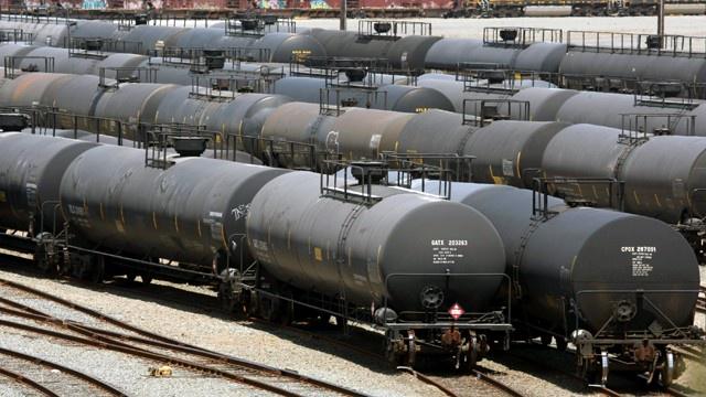 Oil falls to new six-year low, lower gas prices on the way? bit.ly/1PaidCM?utm_so… http://t.co/cjkthxYXvX