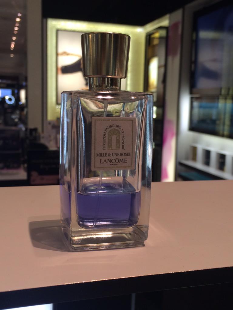 هزتني الذكرى على كل مافات
جا من يذكرني و قمت  اتذكر 

لمحت عطره في محل العطورات
و فتحت باب الذكريات  المسكر 

"
"💔😔✋🏻