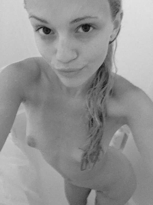 add me on #snapchat ? alexgrey18 http://t.co/tfot7MwDps