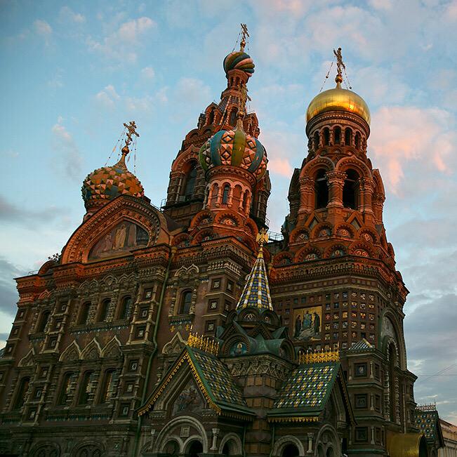 OneWorldOneYear's tweet image. The fading sunlight casts a red hue on the onion domes of the Church of Our Savior on Spilled Blood. #russia #tbt
