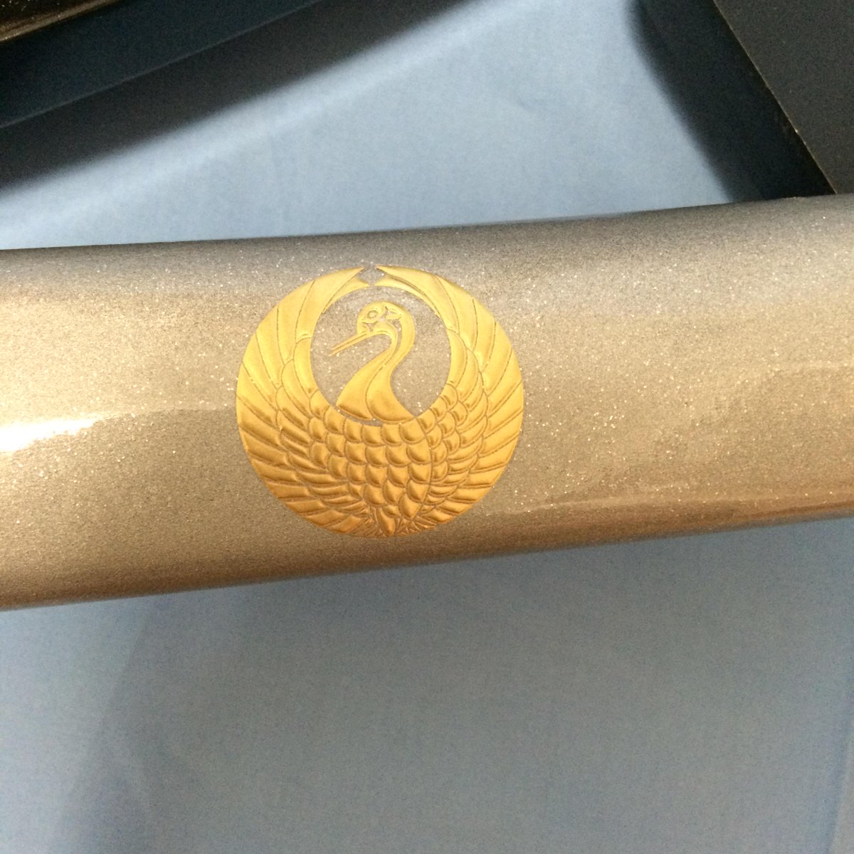 なゆき むしゃ処梓想庵さん Shisouan さんの鶴丸国永 が届いた 綺麗 思わず三日月と並べて撮りましたよね 刀と撮るのは難しいのです 鍔は同じ木瓜鍔 鞘尻も同様の拵え 鶴丸国永の方は 長飾 に鶴丸紋が入っていました Http T Co Suqfpzgueb なゆき むしゃ処梓想庵さん Shisouan さんの鶴丸国永 が届いた 綺麗 思わず三日月と並べて撮りましたよね 刀と撮るのは難しいのです 鍔は同じ木瓜鍔 鞘尻も同様の拵え 鶴丸国永の方は 長飾 に鶴丸紋が入っていました Http T Co Suqfpzgueb
