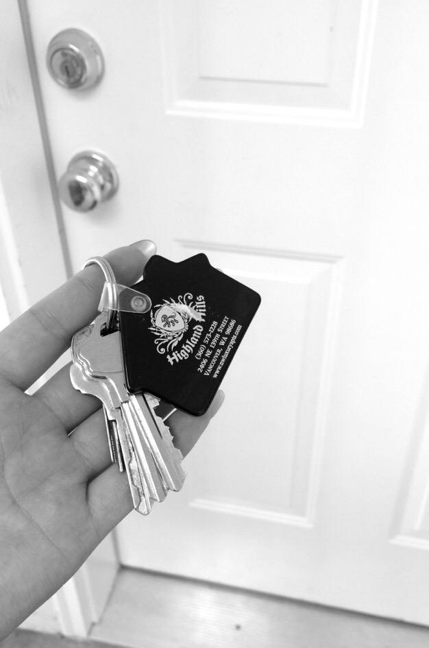 itsangelikaa's tweet photo. Finally got the keys to my place! http://t.co/Vwh0R9Z9Af