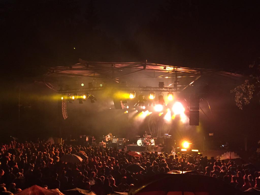 eklijr's tweet photo. Een steengoed John Butler Trio in 't Rivierenhof, met paraplu's, regenponcho's en @ToerendeToerist #Dandan15 ❤️ http://t.co/AwLHXD4FDv
