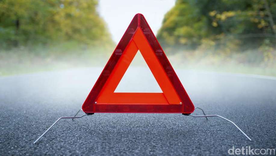 Bus Sinar Jaya Terguling di Tol Cipali detik.id/6ckkFQ