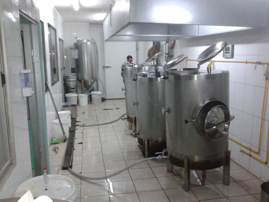 OriginalCerveza's tweet photo. Terminando de elaborar una Kolsch. .. Chao nos vemos mañana @chlet43 @cervezakasens @CervezaDaThief @AcopladosGermen http://t.co/3zRnnpuBon