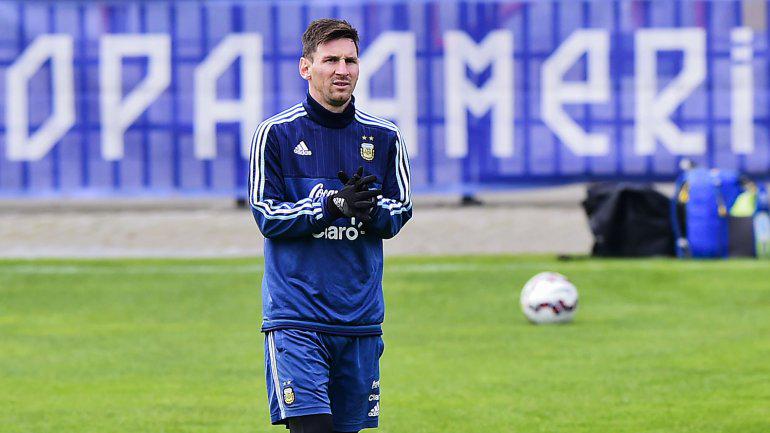 infobae's tweet photo. #ElMapaDelAgua | El mensaje de #Messi para los afectados por las inundaciones http://t.co/ogrOazjdHp http://t.co/fSWl1kz4XJ