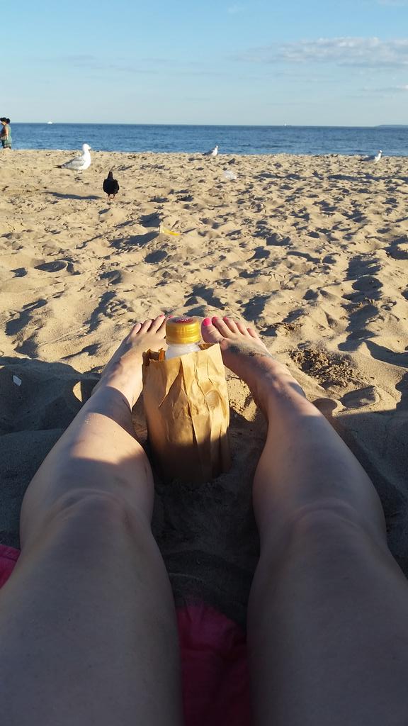ChemistK8's tweet photo. #foddys #beach #brooklyn #nyc #thuglife #oldeenglish #40oz http://t.co/yVmjCanLqT