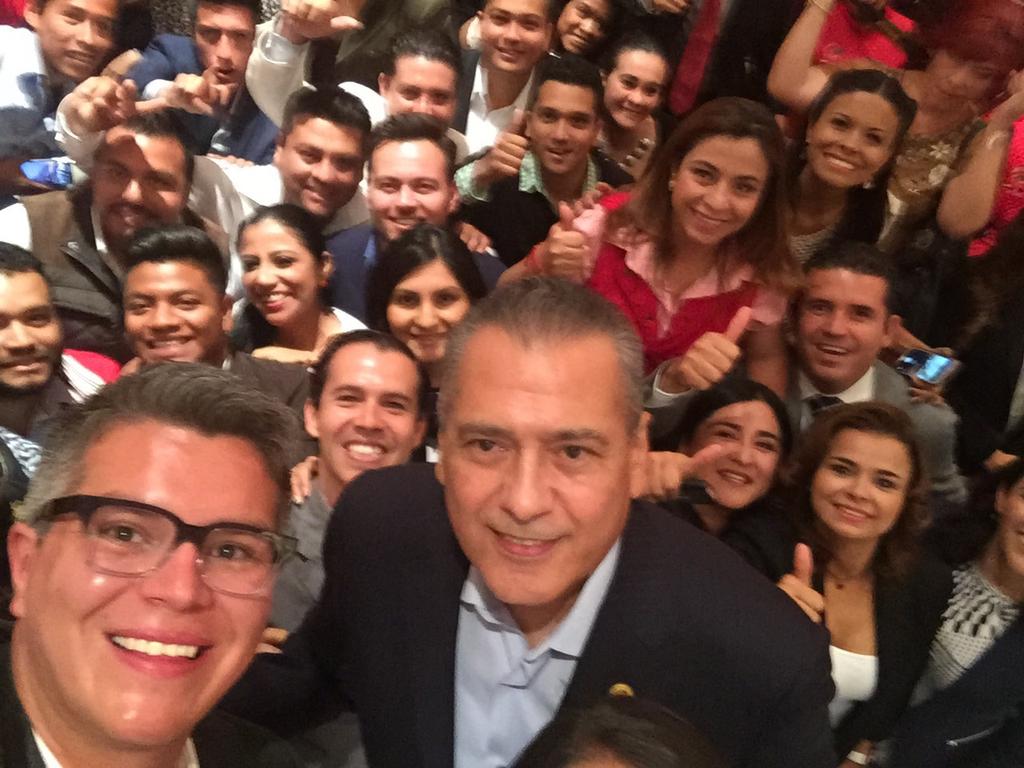 CJamesBarousse's tweet photo. Estamos haciendo el compromiso de que el PRI renovará su vigor y vigencia con el apoyo de los jóvenes: @MFBeltrones http://t.co/15xXuMwoxG