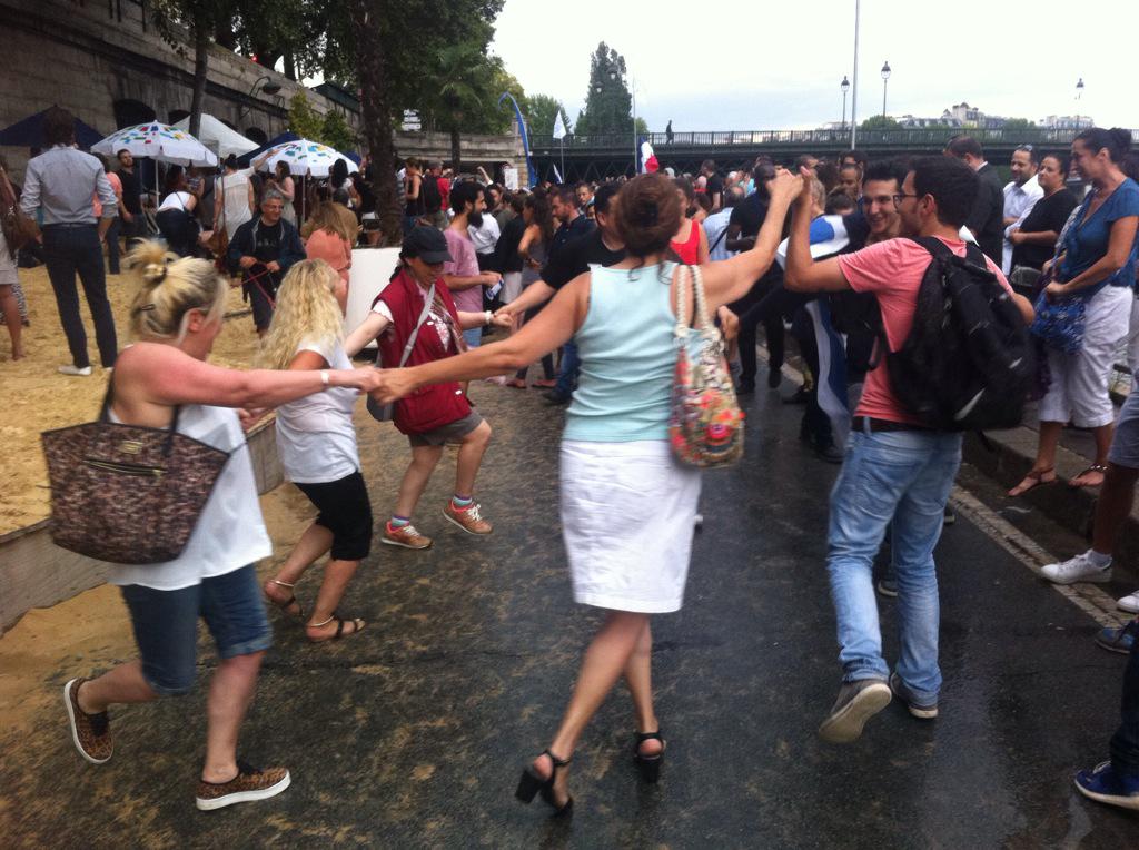 AJC_Paris's tweet photo. Jusqu'à la nuit tombée, les Parisiens ont dansé pour célébrer l'amitié avec Tel-Aviv #ParisLovesTLV #TelAvivSurSeine http://t.co/zTjhF0Uka8