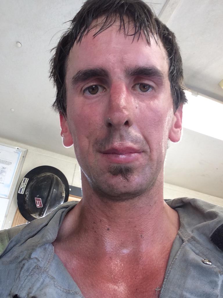 Alex_Pohl89's tweet image. +35 out shut down early thank god! #scortchingheat #puddleofsweat #riglife