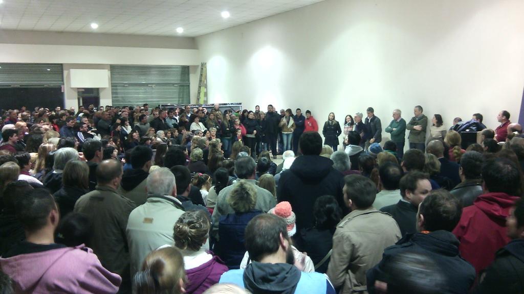 ValeriaArata's tweet photo. Junto a militantes y vecinos acompañando a @mariomeoni #Meoni2015 #MeoniIntendente http://t.co/p6oJSgp5OJ