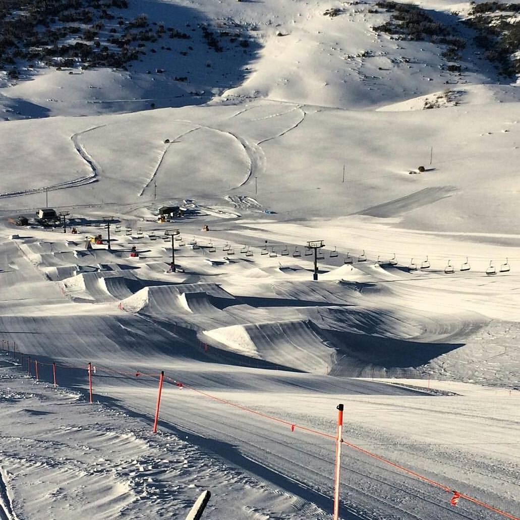 fallsaustralia's tweet photo. #TerrainParks are in mint condition at #FallsCreek. #StormtheCastle #Slopesstyle comp is on tomoz! @Melbourne http://t.co/uVsl24hhIp