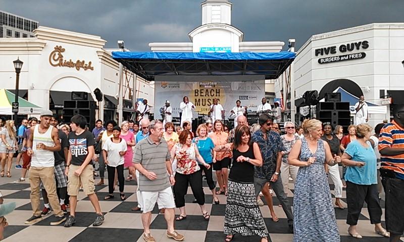 dookster49's tweet photo. Last concert of the summer at @VisitNorthHills, with #LiquidPleasure. Great show, thank you North Hills. http://t.co/RD6UyAe4GA