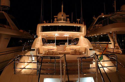 MoneyTelevision's tweet photo. I would be ok with a tight parking space like this http://t.co/qQWVNRuKUp