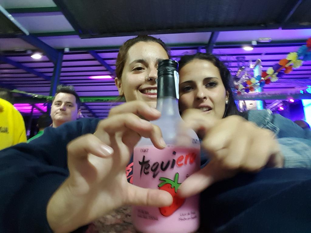 VirCanelo93's tweet photo. Amor del bueno.. amistad de la buena... porque te quiero @ery199 #chupitazoooo http://t.co/Vc7oZGoPUc
