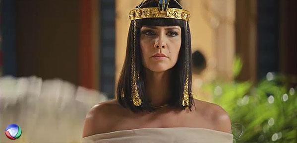 Nefertari fica em choque ao saber que Moisés quer entrar no palácio. Até amanhã com fortes emoções! #OsDezMandamentos