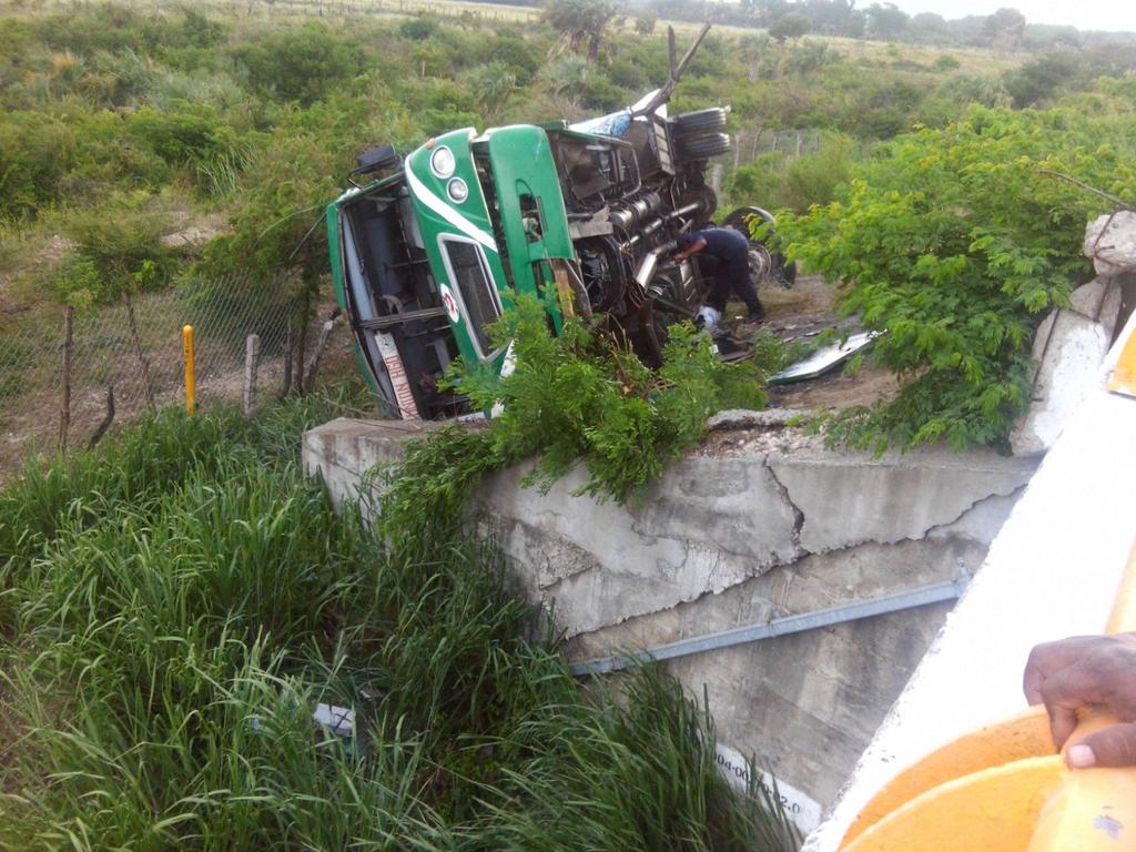 Mabera77Mario's tweet photo. @HCBJuchitan atienden volcadura tramo la ventosa. @ELPINERO @HugoMezaG @Spiaboc @sofyvaldivia @AIP_Oaxaca @emestoax http://t.co/eqpaC3yeIX