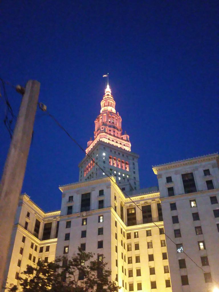 JasonSmithisler's tweet photo. @TowerLightsCLE,  come on rainbow sparkle lights! http://t.co/rXmt6wRgrs