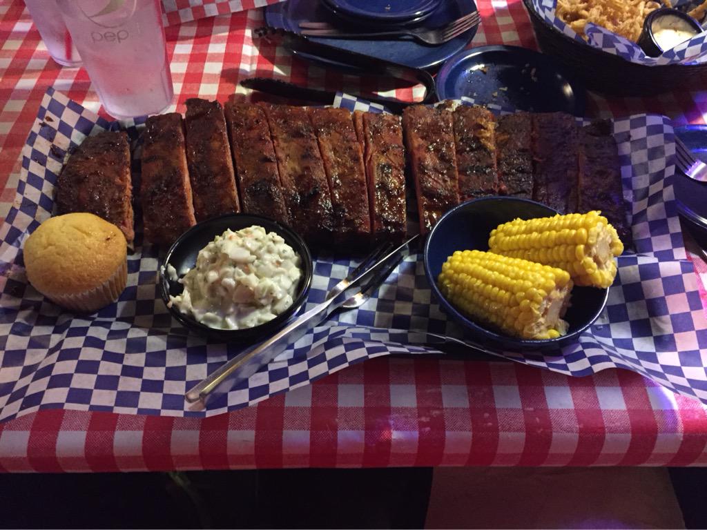 TheRealChadSko's tweet image. Fueling up @FamousDavesCLE! 🐷🍖 #Ribs #FullSlab #FamousDaves