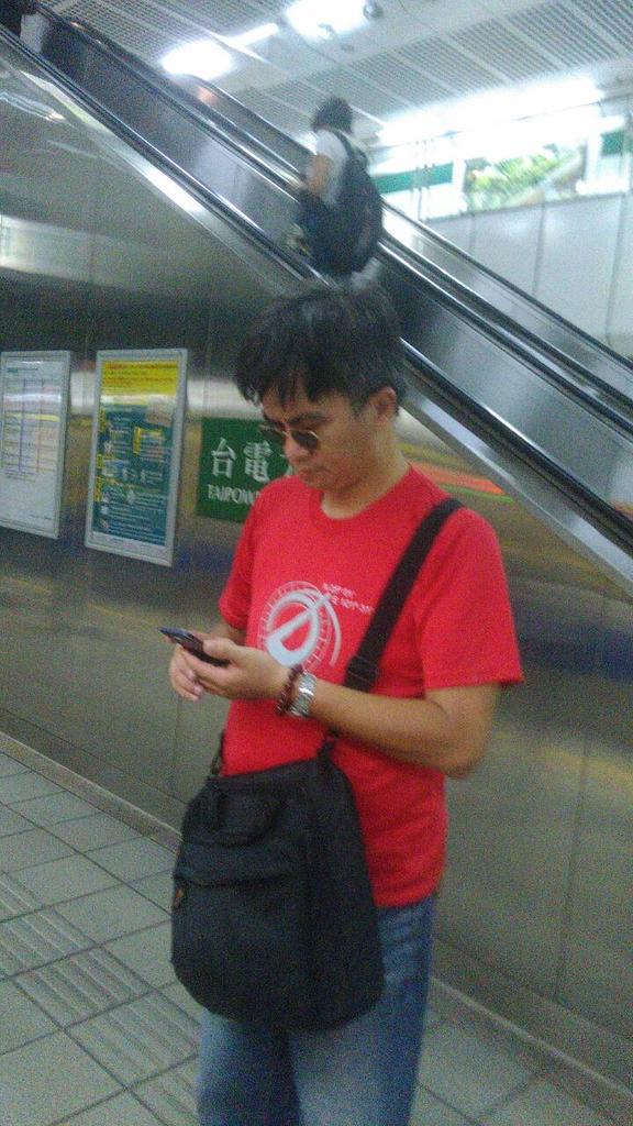 池庭成on Twitter 照片中的兩個人只同一位 凸頭是真實背後貌 有頭髮的型正是偽裝過的樣子 這個人一直只網路男蟲且也是跟蹤犯猥亵犯性侵犯亦窃盜詐欺歹徒 更不可思議是此歹徒正