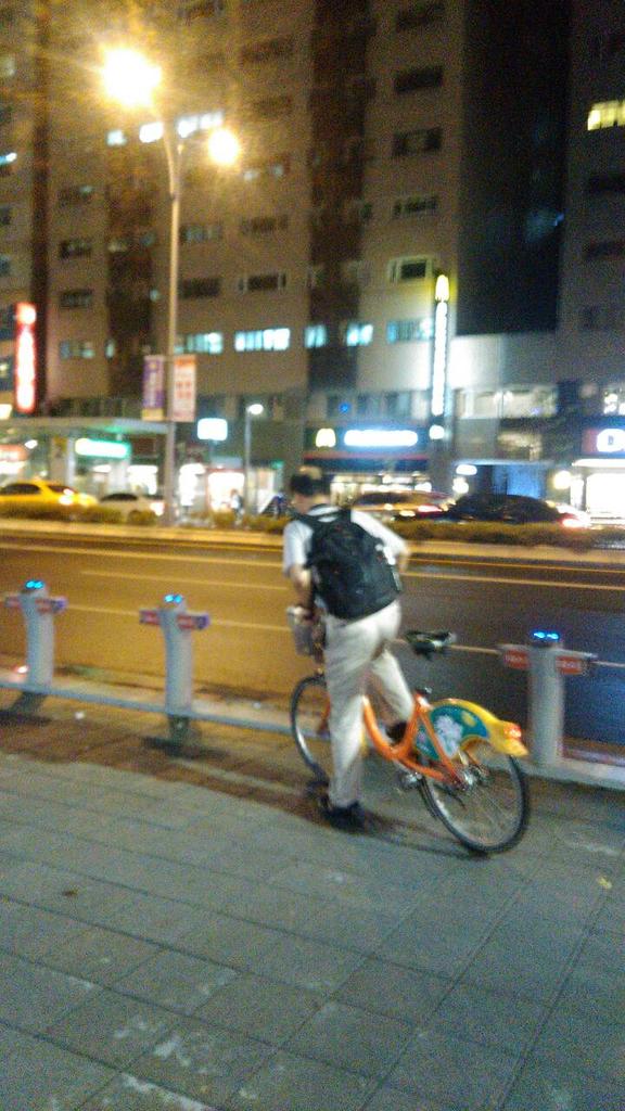 池庭成on Twitter 照片中的兩個人只同一位 凸頭是真實背後貌 有頭髮的型正是偽裝過的樣子 這個人一直只網路男蟲且也是跟蹤犯猥亵犯性侵犯亦窃盜詐欺歹徒 更不可思議是此歹徒正是中華民國在台灣的立法委員王金平的寶貝兒子 Http T Co Sjft4btk1z