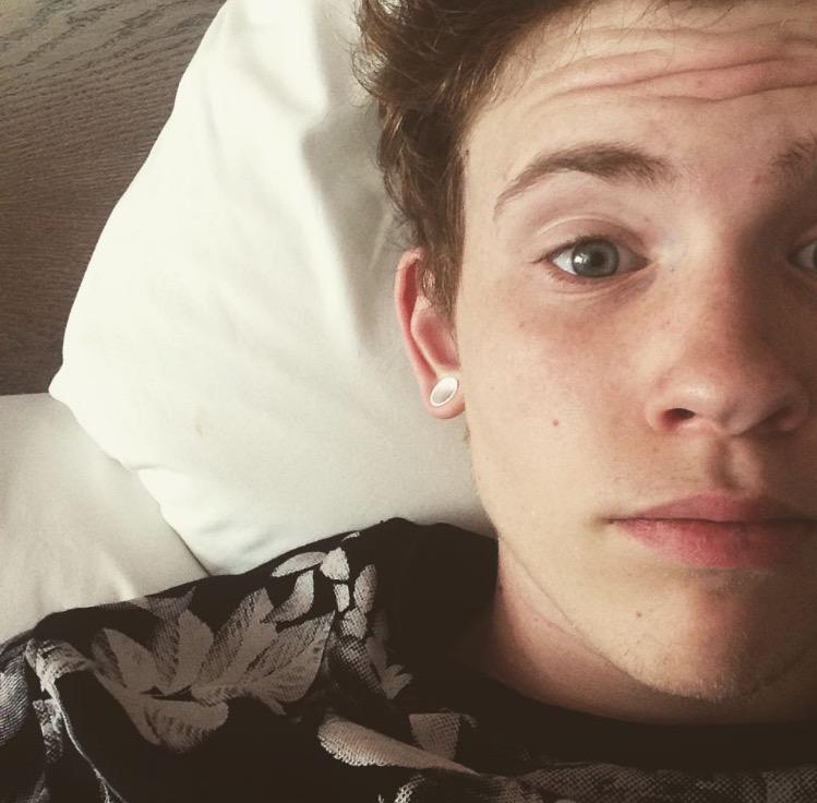 levijonespics's tweet photo. Look at his eye awe @TheTideLevi http://t.co/T0cAhDIjal