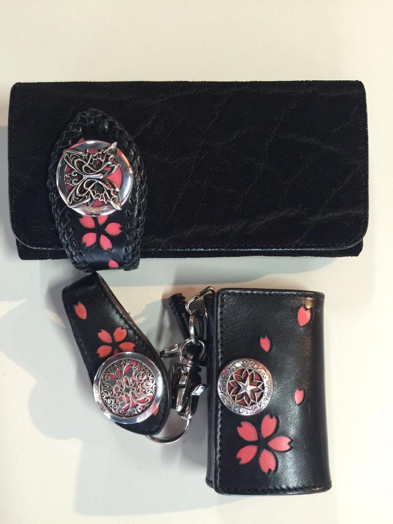 まーくん ダーツ垢 象革財布買ってしまった けどこれでalzuniの桜揃えで財布とキーケース しばらく買い物自粛 Http T Co 5fct5krias