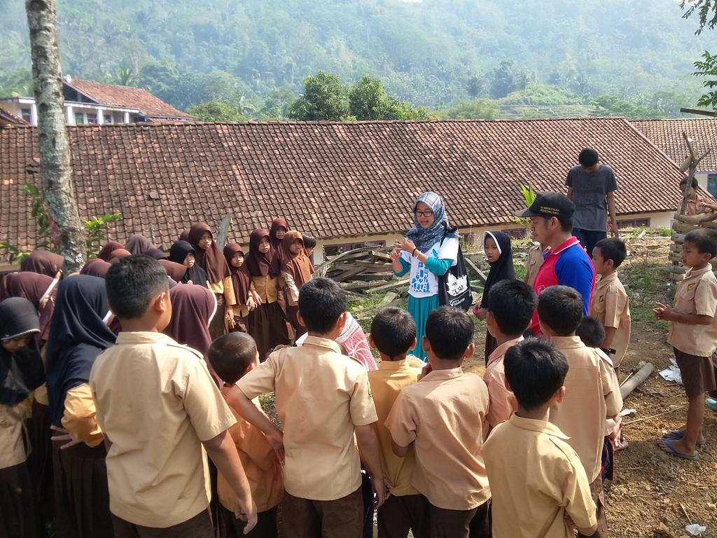ernasechaa's tweet image. Selamat Hari Pramuka! Yuk #GerakanPungutSampah bareng bareng. Ajarin anak sedini mungkin tentang sampah. :)