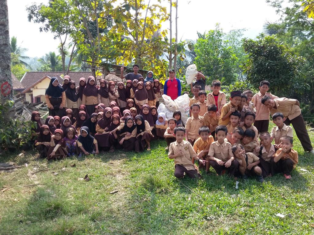 ernasechaa's tweet image. Selamat Hari Pramuka! Yuk #GerakanPungutSampah bareng bareng. Ajarin anak sedini mungkin tentang sampah. :)