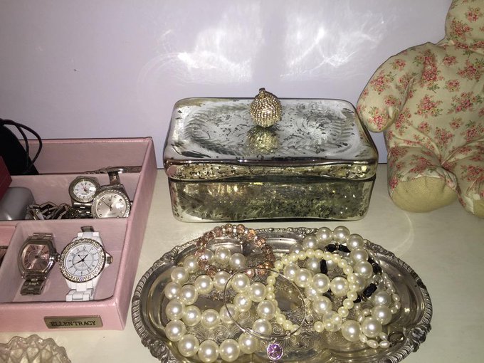 Ty #bff for my yummy jewel box it fit perfectly on my Jewlery table ❤️❤️❤️❤️❤️❤️ LuvYou lots xoxo http://t<a href="/tag/bff"class="tags">#bff</a>