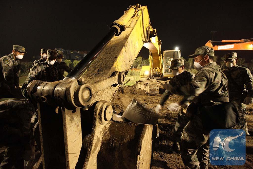 XHNews's tweet image. Album: Soldiers and policemen work at Tianjin blast site.A 19-year-old survivor rescued early morning