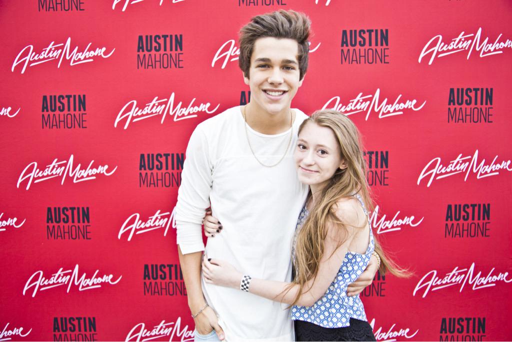 MahoneCaylen's tweet photo. It's officially been one year 😭 http://t.co/4RqHAoPbN2