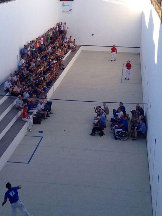 cpriba_roja's tweet photo. Moltes gracies per plenar una volta mes el trinquet, sense vosaltres no seria posible! @pilotaveu @fedpival http://t.co/MBIPFtfYqv