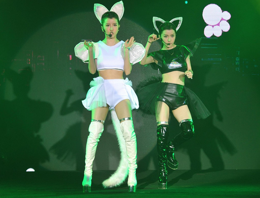 marryhill606's tweet photo. #by2 #catandmouse 3D dance http://t.co/KrJNhmhy67