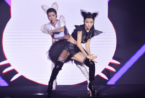 marryhill606's tweet photo. #by2 #catandmouse 3D dance http://t.co/KrJNhmhy67