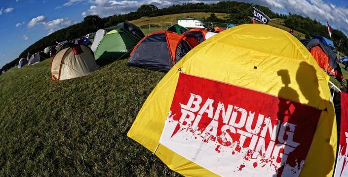 burgerkill's tweet photo. Cek guys! -> RT @Djarumcoklat: Burgerkill dan Dibalik Panasnya Bloodstock Festival http://t.co/Bgr3SjWE1m #CoklatNews http://t.co/nBFsV8FUvK