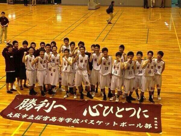 moved_heart's tweet photo. 体罰で自殺しちゃった
桜宮高校バスケ部の集合写真。
キャプテンのユニフォーム
ちゃんと写ってる。感動。 http://t.co/vSWgoNIe1a