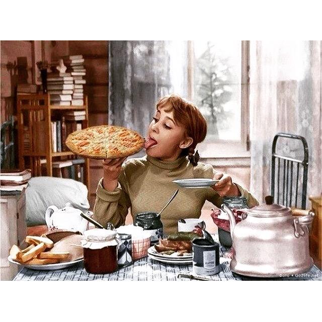 telepizza_es's tweet photo. Desayunar pizza de la noche anterior. Posiblemente el mejor desayuno del mundo. http://t.co/1Nf5H9Pl6p