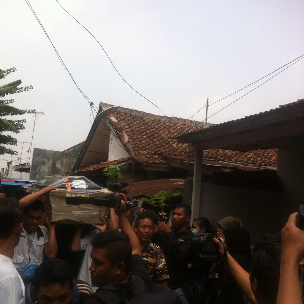 Alhamdulillah jenazah alm. Dania A R, sdh sampai di kediaman klrg di sukabumi.