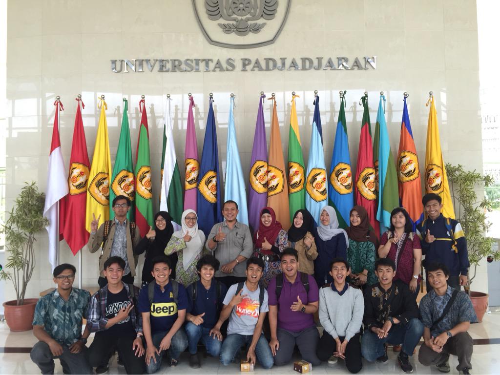 idealogid's tweet image. Sesi workshop yang sangat menyenangkan! Thanks mas @hazmiSRONDOL sudah berbagi ilmu di @unpad @DiesUnpad #Idealog