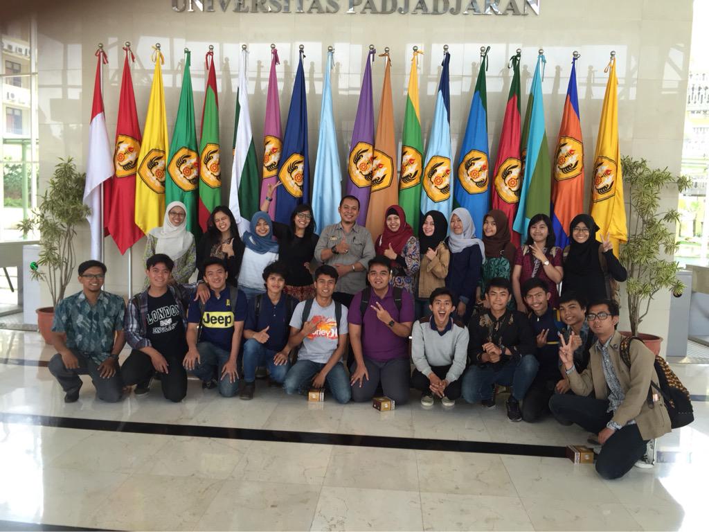 idealogid's tweet image. Sesi workshop yang sangat menyenangkan! Thanks mas @hazmiSRONDOL sudah berbagi ilmu di @unpad @DiesUnpad #Idealog