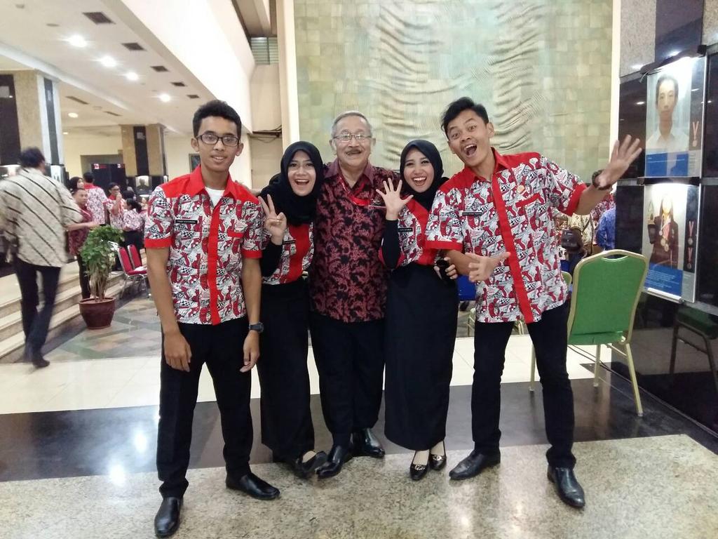 RheizaOP's tweet photo. "Konser Perdana Padus dan Orkestra" Duta Jawa Barat Bersama Pak Obby AR Maestro Angklung Indonesia di Kemendikbud :) http://t.co/IP36EZ14um
