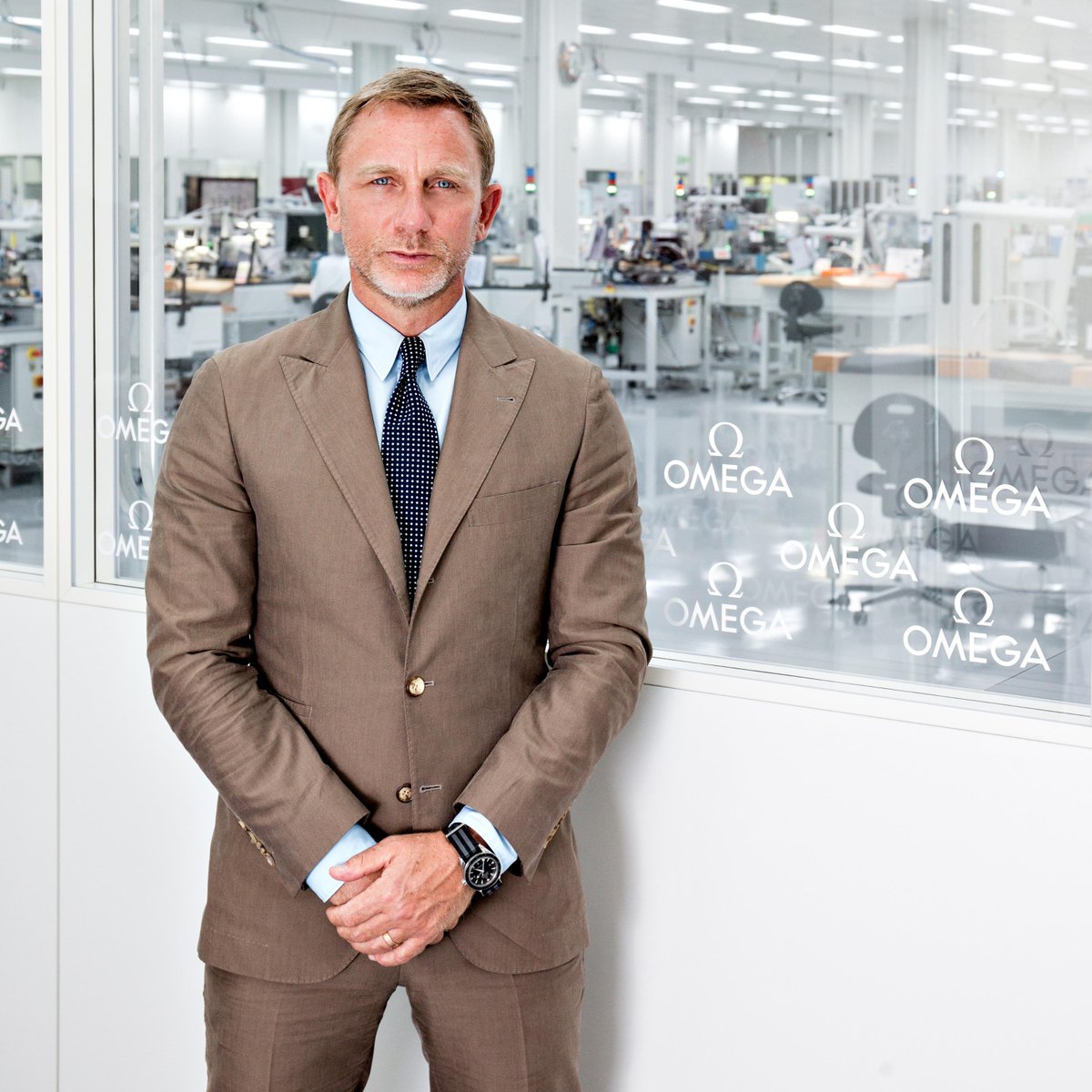 omegawatches's tweet image. #OMEGAmychoice Daniel Craig visits the OMEGA factory in Villeret, exploring our innovations. omegawatches.com/007atOMEGA