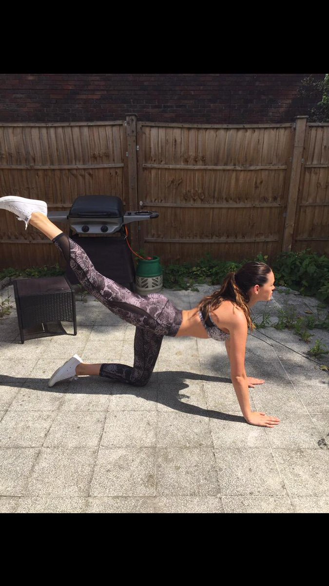 saramcleanxx's tweet photo. Early morning stretches in my @HPEClothing http://t.co/t3k4FrPKEe