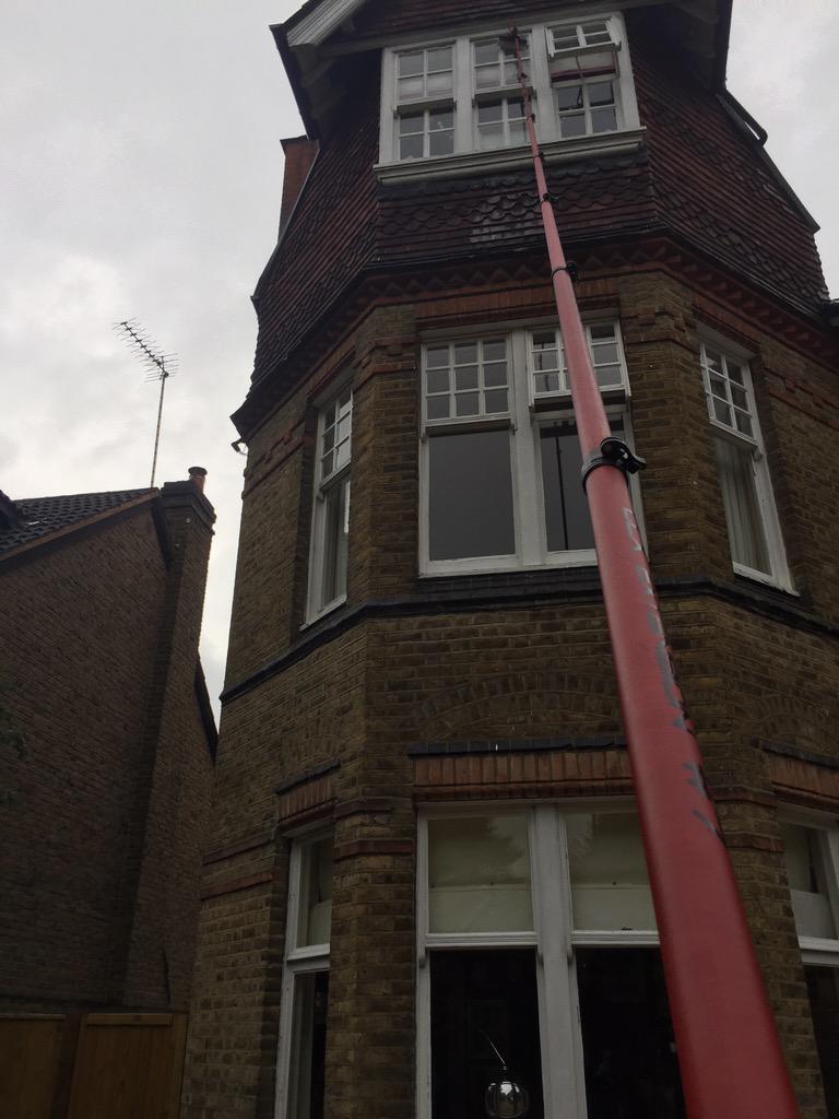 Sbwindowclean's tweet photo. Safely reaching high windows using the #purewatersystem and #waterfedpoles #windowcleaning windowcleaning@aol.com http://t.co/lODcH08lXo