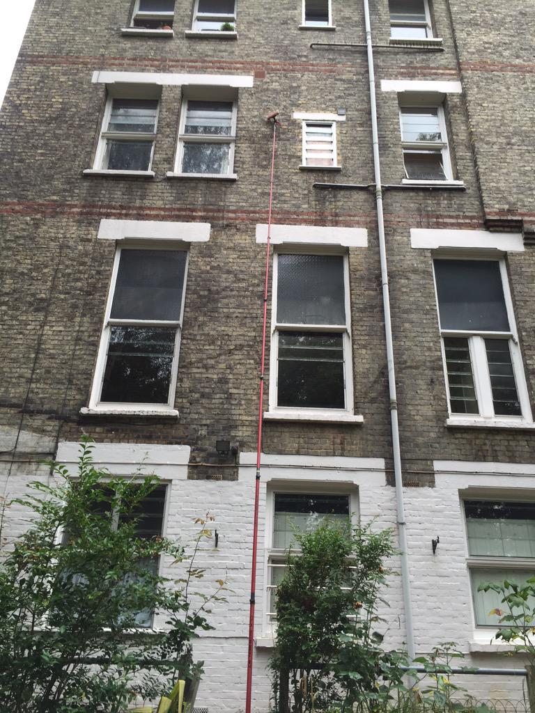 Sbwindowclean's tweet photo. Safely reaching high windows using the #purewatersystem and #waterfedpoles #windowcleaning windowcleaning@aol.com http://t.co/lODcH08lXo