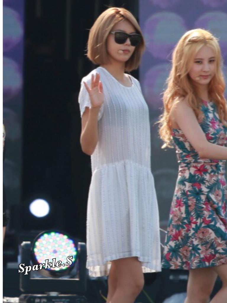[PIC][14-08-2015]Hình ảnh mới nhất từ "2015 DMZ Peace Concert" của SNSD và MC YoonA  CMWnPgDU8AA1_m_
