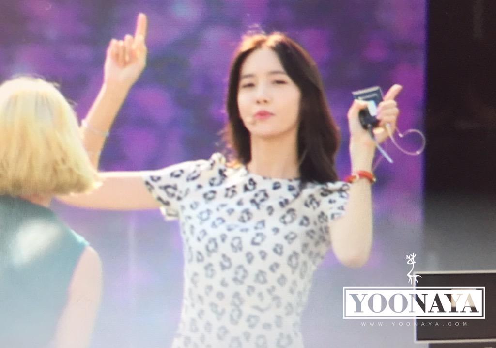 [PIC][14-08-2015]Hình ảnh mới nhất từ "2015 DMZ Peace Concert" của SNSD và MC YoonA  CMWngbdVEAALlJK