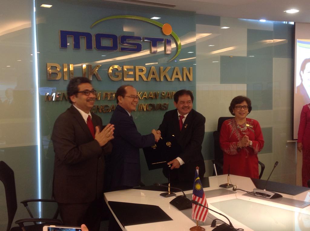 officialmosti's tweet photo. Selamat datang YB Datuk @MTangau. Terima Kasih YB DDr @EwonEbin #MOSTI #serahterimatugas @NoorulAinur @abingkasan http://t.co/5PbBLIwRFk